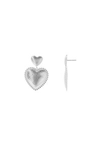 Orecchini a forma di cuore in argento presentano un cuore superiore testurizzato e un design a cuore vuoto più grande con accenti di perline lungo il bordo.