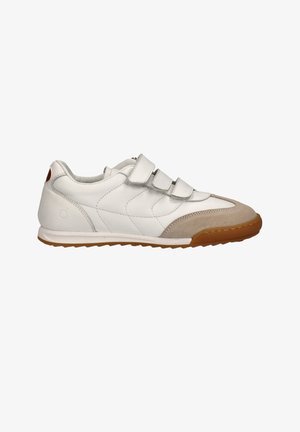 Scarpa da ginnastica bianca con tre fasce di velcro, puntale in camoscio beige e suola in gomma marrone, mostrata di profilo su sfondo bianco.