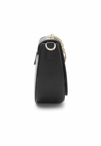 Borsa a mano in pelle nera con superficie testurizzata, dettagli in hardware dorato e tracolla a catena. Forma rettangolare con silhouette strutturata.