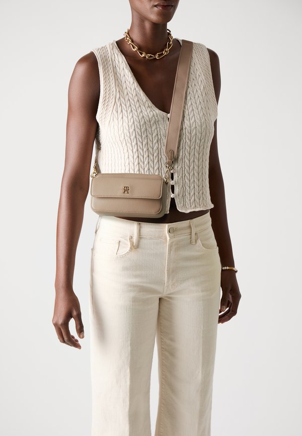 DISTINCT CAMERA BAG - Cross body bag - coastal taupe