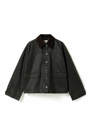 Veste vert foncé longueur hanches avec col en velours côtelé noir, boutons-pression sur le devant et deux grandes poches à rabat sur la poitrine.