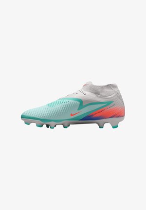 Chaussure de football Nike avec une tige vert menthe ornée de rayures texturées, un col blanc et un accent dégradé rouge-bleu. Semelle arrondie avec des crampons.