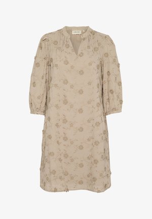 Beige jurk met een V-hals, driekwartmouwen en bloemenborduurwerk. Zachte stof met gestructureerde, verhoogde patronen door de hele jurk.