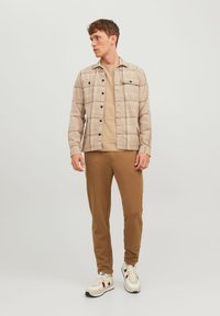 Jack & Jones JPSTACE SMART - Tracksuit bottoms - otter