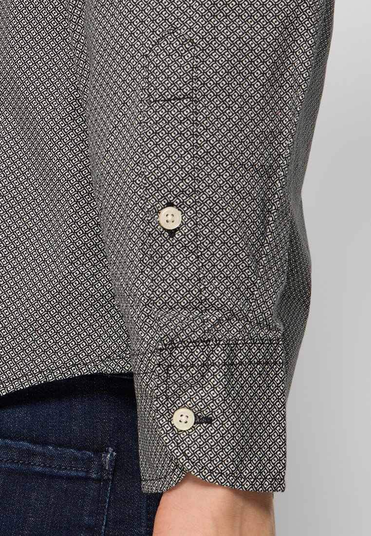 Czarna i biała koszula w wzory, z dopasowanym mankietem i kremowymi guzikami, z detalicznym wzorem w kratkę oraz gładką fakturą tkaniny.