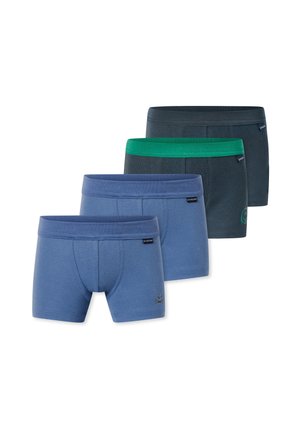 Vier paar jongensboxers in blauw en donkergrijs, gerangschikt in een verspringende rij met lichte kleur- en taillebandvariaties.