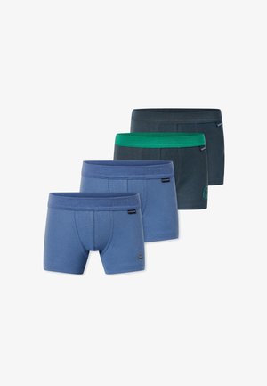 Vier paar jongensboxers in blauw en donkergrijs, gerangschikt in een verspringende rij met lichte kleur- en taillebandvariaties.