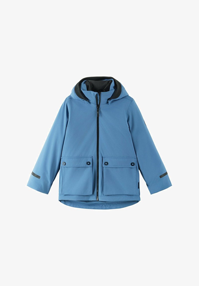 Giacca impermeabile blu con cappuccio, zip frontale, due ampie patte per tasche, dettagli neri sulle maniche e una consistenza liscia e leggera.