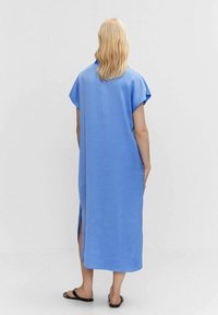 Blaues Maxikleid, kurze Ärmel, seitliche Schlitze, aus einem glatten Stoff. Bietet eine lockere Passform und eine gerade Silhouette.