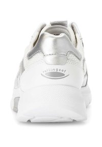 Witte sneakers met een gestructureerde gebreide bovenkant en metallic zilveren accenten. Beschikt over een gewatteerde hak en rubberen zool met het merklogo.