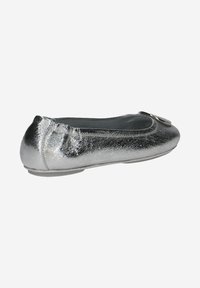 Silberne Ballerinas aus metallischem Leder, mit runder Spitze, flacher Sohle und einem Akzent aus Hardware auf dem Obermaterial.