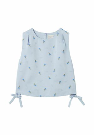 Blusa sin mangas azul claro con pequeños estampados florales azules y lazos laterales en el dobladillo, con escote redondo y cierre de botones en la parte trasera.