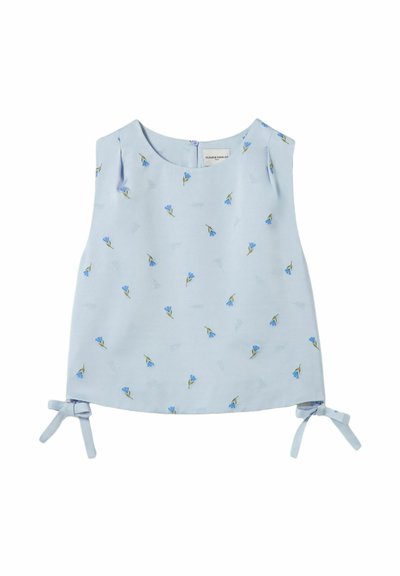 Blusa azzurro chiaro senza maniche con piccoli motivi floreali blu e fiocchi laterali all'orlo, con scollatura rotonda e chiusura posteriore con bottoni.