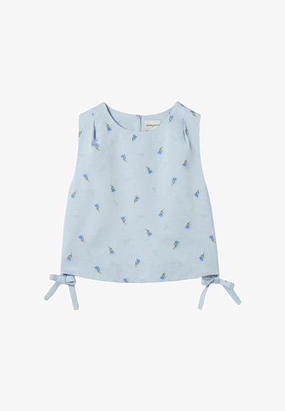 Blusa azzurro chiaro senza maniche con piccoli motivi floreali blu e fiocchi laterali all'orlo, con scollatura rotonda e chiusura posteriore con bottoni.