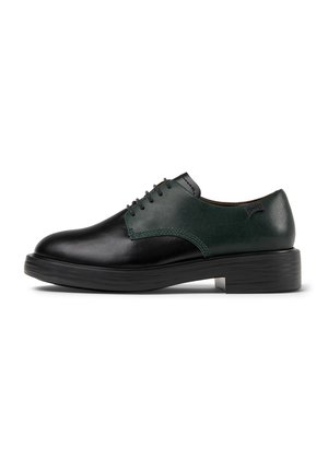 Scarpe in pelle nera con un pannello superiore in pelle verde, caratterizzate da una punta rotonda, un design con lacci e una spessa suola in gomma nera.