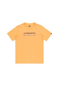 Pomeranžové bavlnené tričko s okrúhlym výstrihom, so štvorcovým logom Quiksilver v hnedej farbe naprieč hrudníkom. Krátke rukávy a bez vzorov.