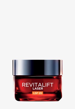 Barattolo di vetro rosso con un coperchio argentato riflettente. L'etichetta presenta "REVITALIFT LASER" e "LSF 25" in grassetto bianco e arancione.