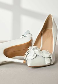 Next REGULAR FIT FLOWER DETAIL Scarpe da sposa ivory/bianco