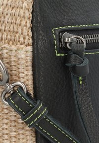 FREDsBRUDER Funda para cámara - black camel
