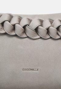 Coccinelle BOHEME - Håndtasker - light grey