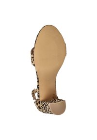 Luipaardprint hoge hak met een verstelbare enkelband, beige zool en een textuur in de voetbed. Beschikt over een stevige hak voor stabiliteit.