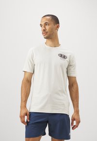 Under Armour GROUNDS CREW  - T-shirt con stampa - summit white/tetra gray/black
