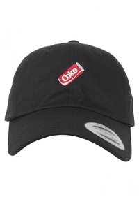 Casquette de baseball en coton noir avec une visière incurvée et un logo Coca-Cola rouge brodé sur le devant. Étiquette visible sur le côté.