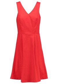 Robe rouge sans manches avec un corsage ajusté, un décolleté en V et une jupe évasée en ligne A arrivant au-dessus du genou.