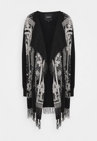 Svart kofta med en stor, draperad front. Har intrikata silverblommönster och fransdetaljer vid fållen. Mjukt, texturerat material.