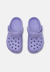 Tamancos de borracha roxos com buracos de ventilação, palmilha texturizada e fita ajustável no calcanhar. Leves e moldados para o conforto.