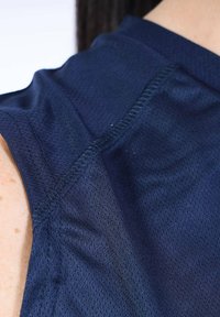Canotta atletica blu navy con un tessuto testurizzato e traspirante. Presenta un collo a giro e cuciture rinforzate per una maggiore durata.