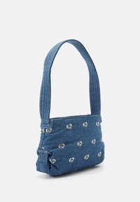 Riflová kabelka přes rameno z modré látky s natrženým designem a světlými vzory s logem. Pevné, strukturované popruhy.
