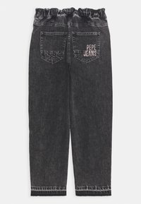 Černé džíny s elastickým pasem, dvě zadní kapsy s detailními kamínky a textem "PEPE JEANS" na pravé kapse.