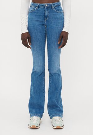 ONLPOWER MID WAIST PUSH UP - Flared jeans - medium blue denim