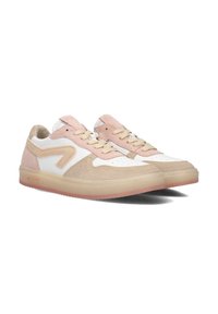 Sneakers met een wit leren bovenwerk, roze suède accenten en beige details. Rondneus, vetersluiting en doorzichtige rubberen zool.