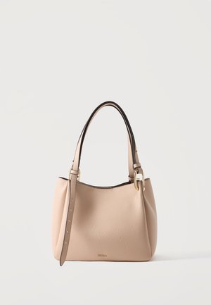 Sac à main en cuir beige avec deux poignées et une bandoulière réglable, ferrures dorées et logo discret de la marque sur le devant.