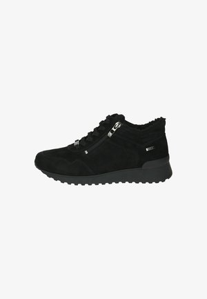 Baskets en suède noir avec une finition texturée, présentant un bout arrondi, une fermeture éclair sur le côté et une semelle en caoutchouc robuste avec un léger relief.