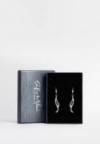 Silver droppörhängen i en elegant spiraldesign, med texturerade detaljer och glittrande inslag, presenterade i en svart sammetfodrad låda.