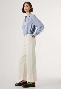 Pepe Jeans HIGH RISE WIDE CROP TANIA POCKET - Jeans a zampa - oyster white