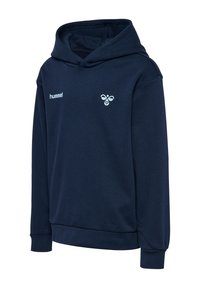 Navyblauwe hoodie van een zachte katoenmix. Voorzien van een voorzak in kangaroestijl, lange mouwen en een wit logo op de borst.