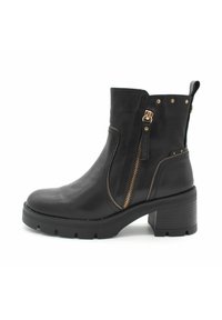 Stivaletti Chelsea Carmela 67400 In Pelle Nera – Tacco A Blocco Medio, Cinturino E Zip, Fatti In Spagna