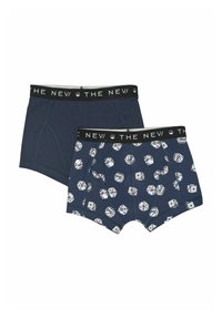 Două chiloți boxeri bleumarin, unul într-o culoare uni și celălalt cu un model de zaruri albe, amândoi cu talii negre etichetate cu "THE NEW".