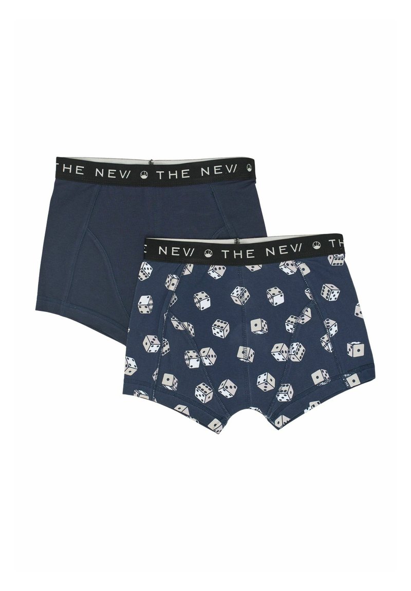 Două chiloți boxeri bleumarin, unul într-o culoare uni și celălalt cu un model de zaruri albe, amândoi cu talii negre etichetate cu "THE NEW".