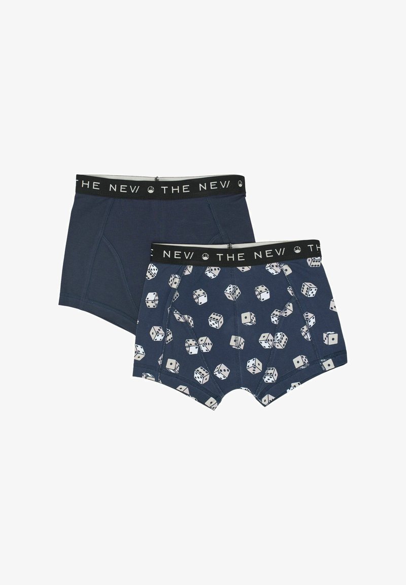 Două chiloți boxeri bleumarin, unul într-o culoare uni și celălalt cu un model de zaruri albe, amândoi cu talii negre etichetate cu "THE NEW".