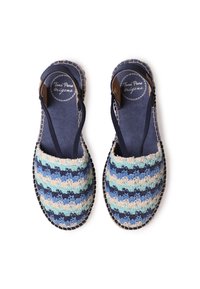 Blå och beige vävda espadrillos med elastiska remmar, med ett randigt mönster och en strukturerad tygoverflata. Bruna detaljer på hälen.