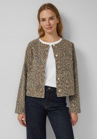 Jasje met luipaardprint in beige en bruin, met een cropped ontwerp, lange mouwen, knoopsluiting en borstzakken.