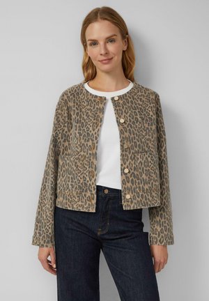 Veste à imprimé léopard en beige et marron, présentant un design court, des manches longues, un système de fermeture à boutons et des poches poitrine.
