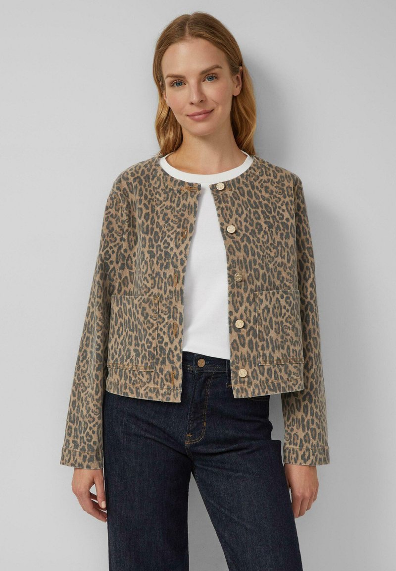 Jasje met luipaardprint in beige en bruin, met een cropped ontwerp, lange mouwen, knoopsluiting en borstzakken.