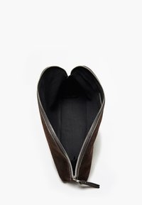 Sacco in suede marrone con chiusura a zip, caratterizzato da una fodera interna liscia e una forma snella ed allungata. Design minimalista, senza ulteriori dettagli.