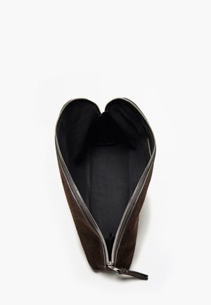 Sacco in suede marrone con chiusura a zip, caratterizzato da una fodera interna liscia e una forma snella ed allungata. Design minimalista, senza ulteriori dettagli.
